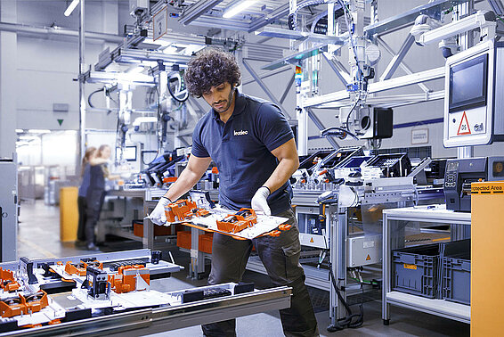 Leadec employee during the pre-assembly of components for electric vehicles.